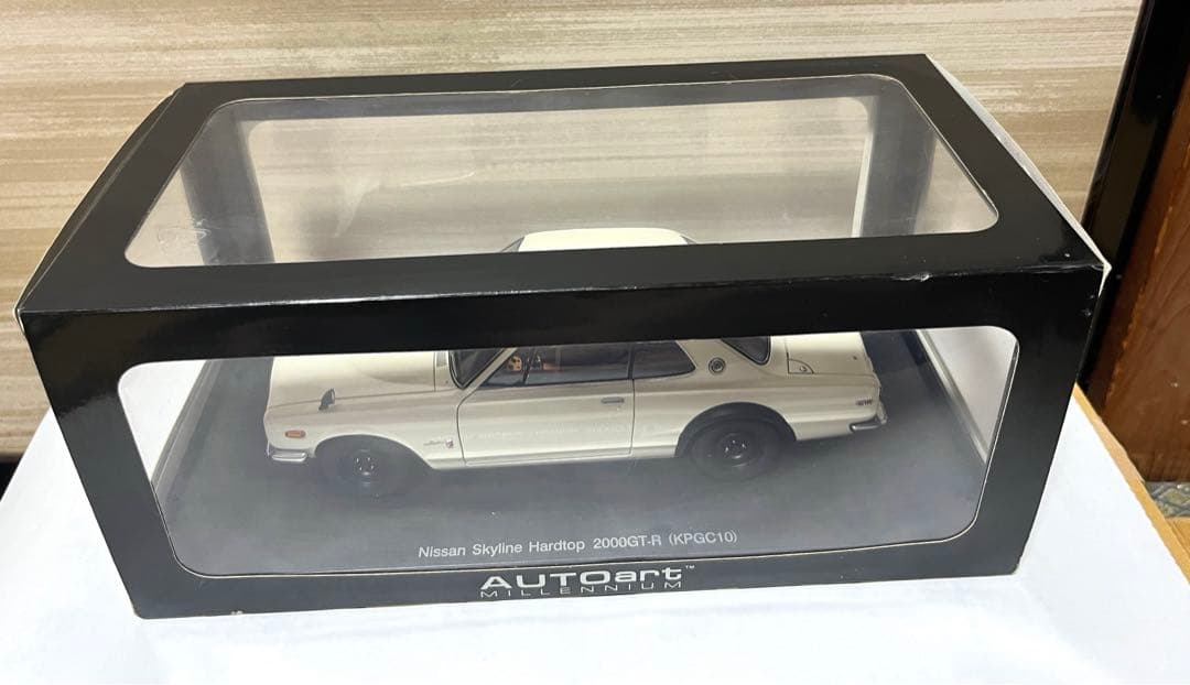 オートアート 1/18 スカイライン 2000 GT-R KPGC10 ホワイト