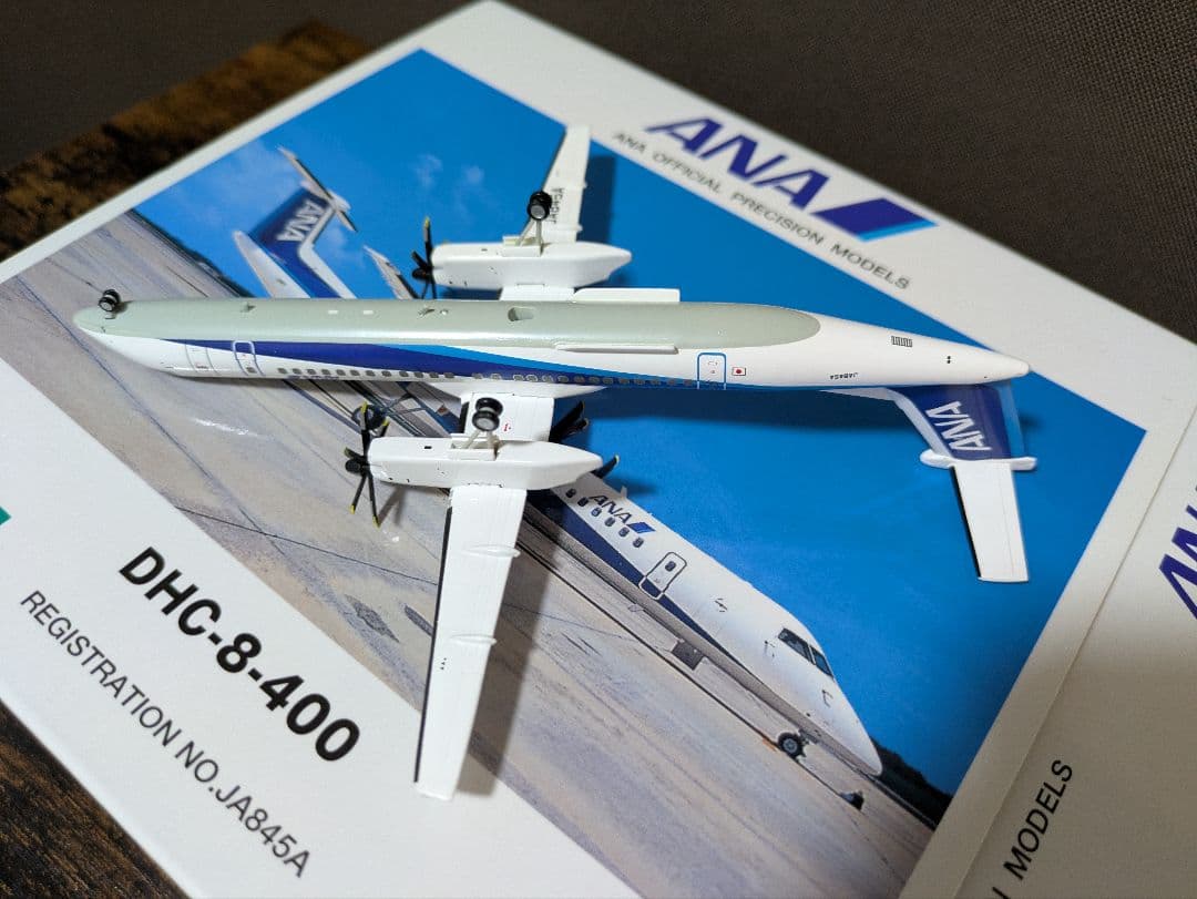 航空機・ヘリコプター ANA DHC-8-400 1:200