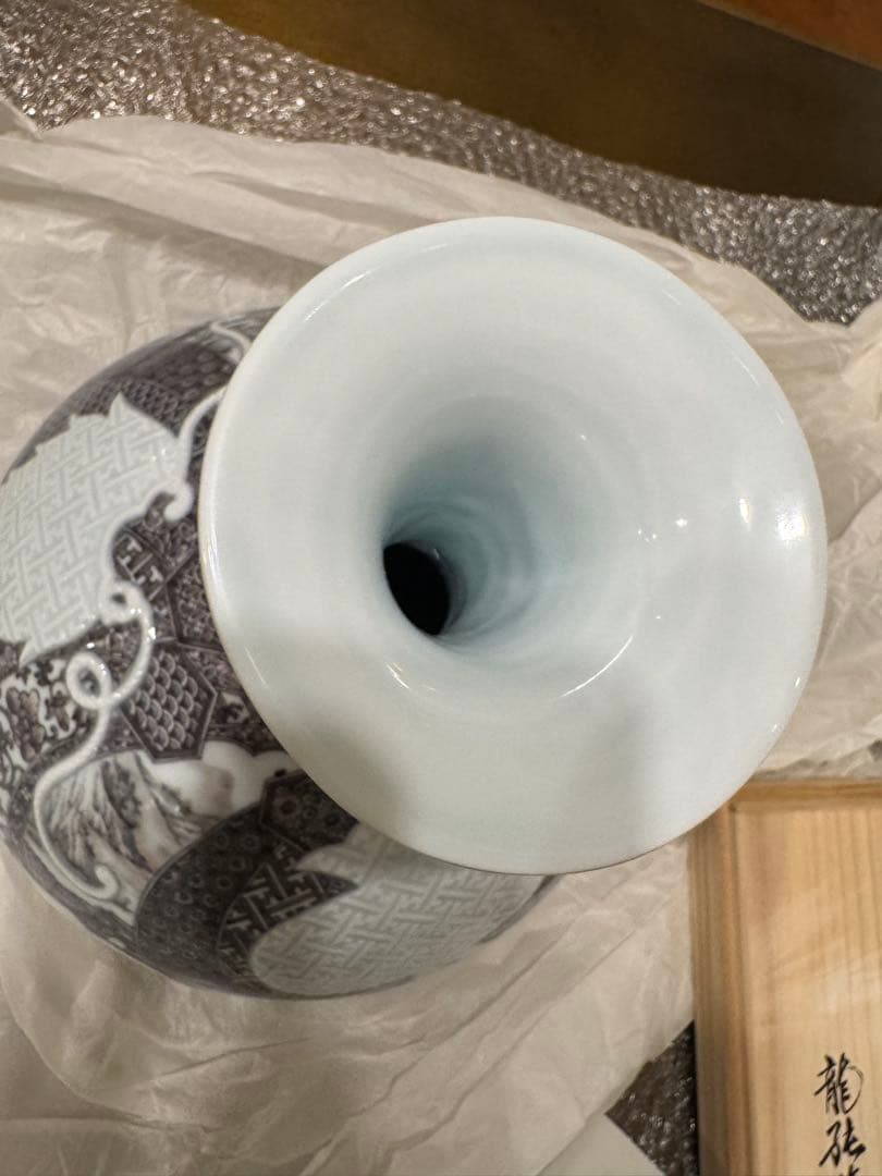 中尾龍純　作⭐︎染付黒マロン地文宝彫⭐︎染龍窯　花瓶　有田焼