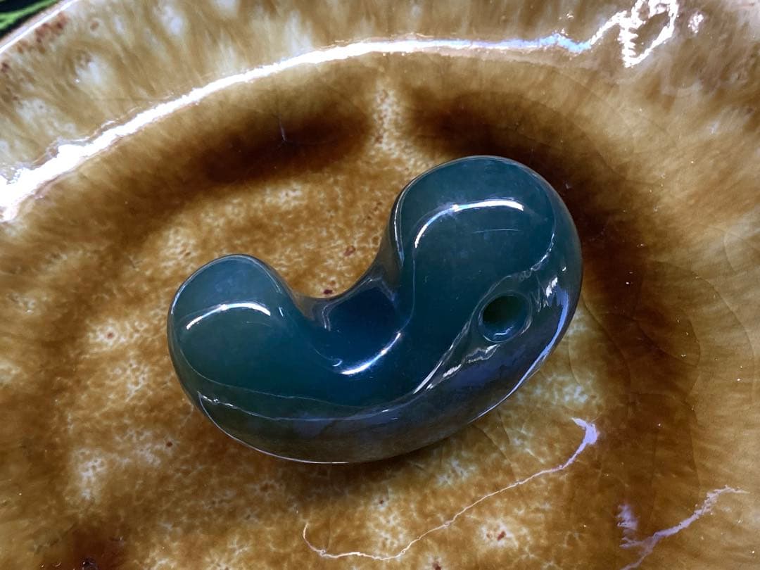 出雲青色*碧玉　入手困難な人気の透かし模様勾玉　幸運導く御守り‼️鑑別書付の本物を