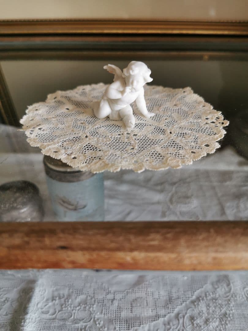 アンティーク 花が連続するリム 草花紋メッシュドイリー やや濃いアイボリートーン