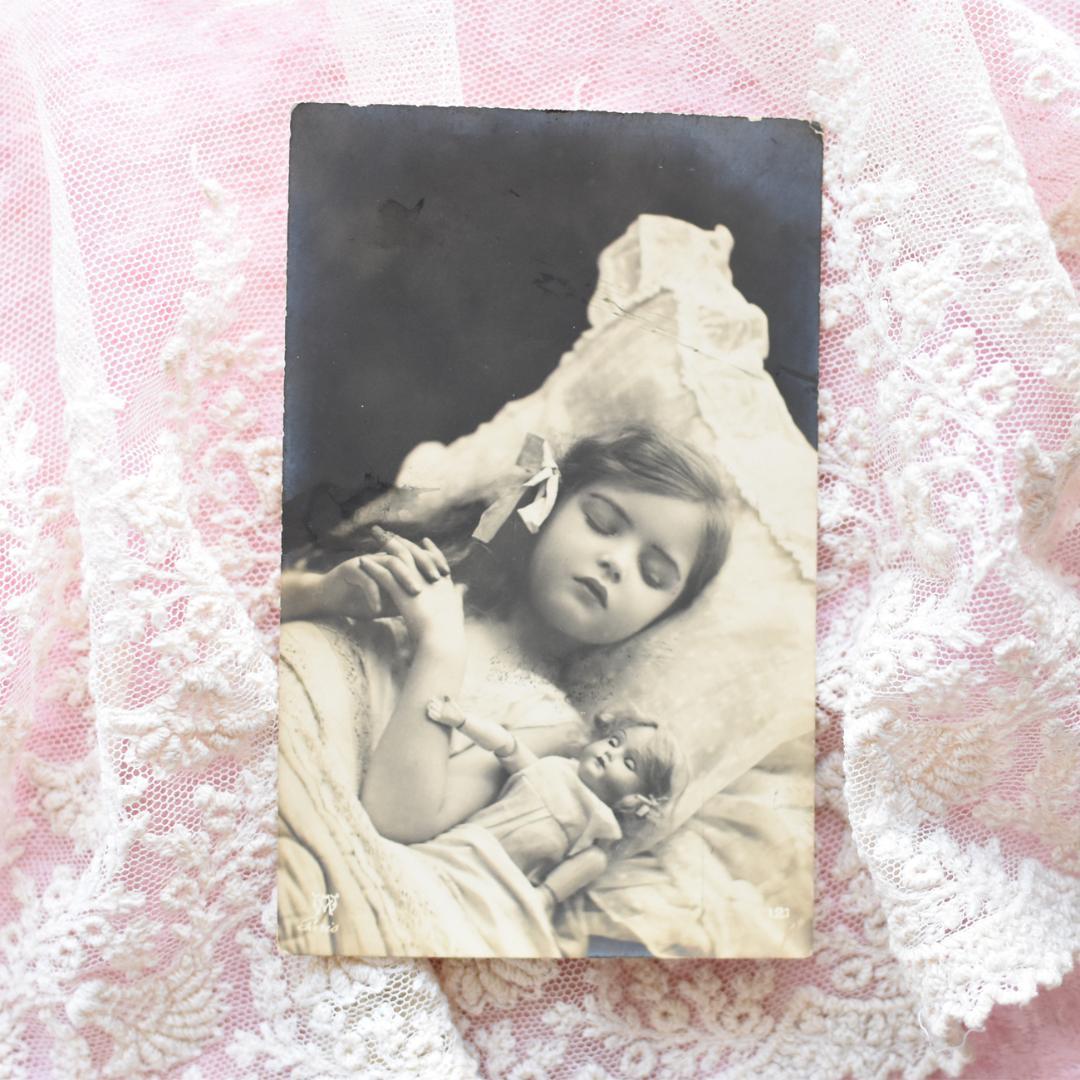 【お取り置き】*アンティークポストカード　すやすや眠るお人形と少女