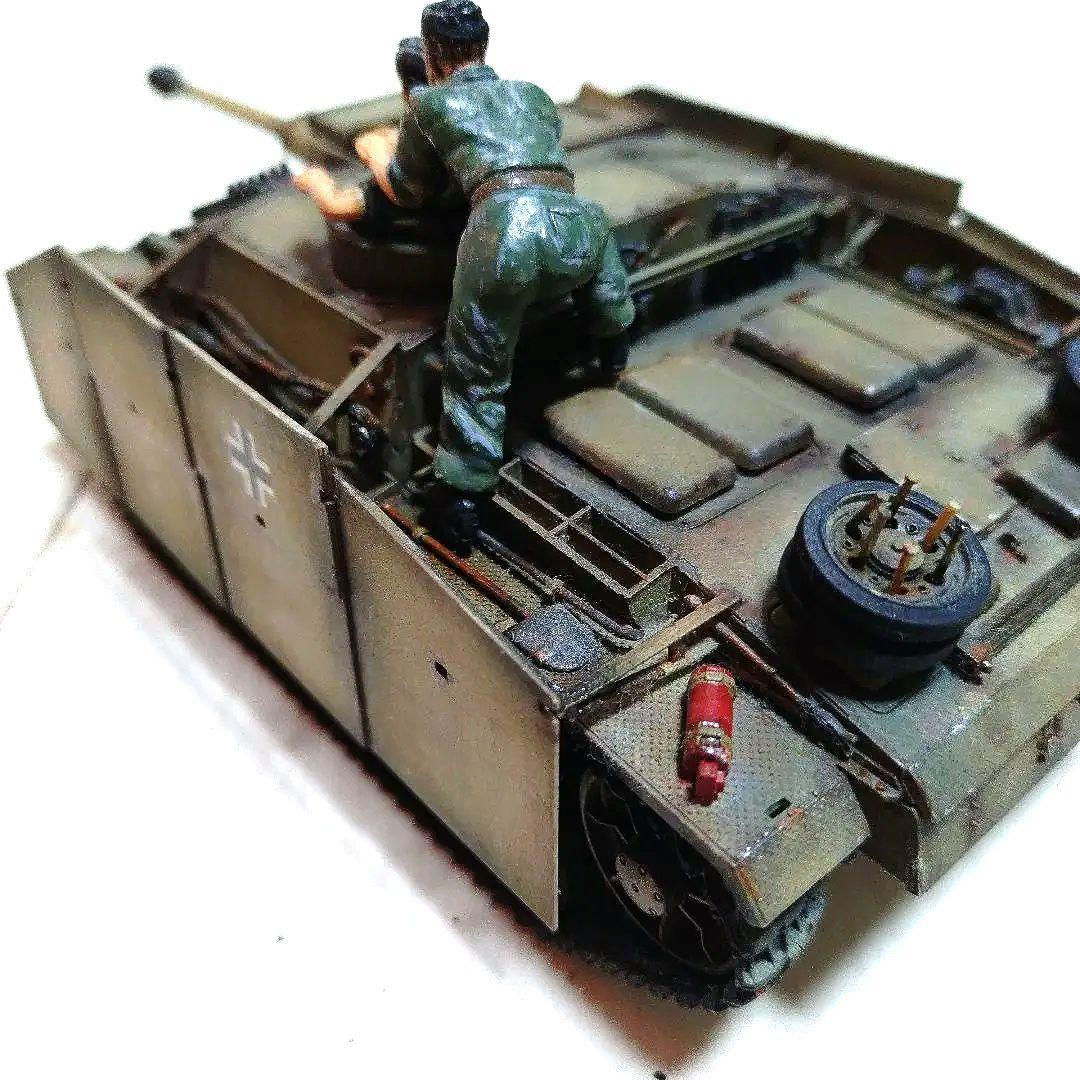 〚塗装済み完成品〛タミヤ　1/35 　ドイツ三号突撃砲 （戦車兵2名付き）