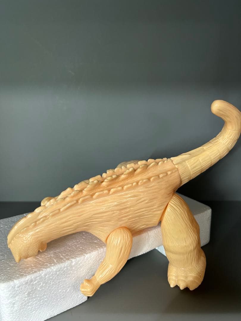ゴジラ　肌色成形　両足刻印無し　ブルーのゴジラは比較用です出品ではありません。
