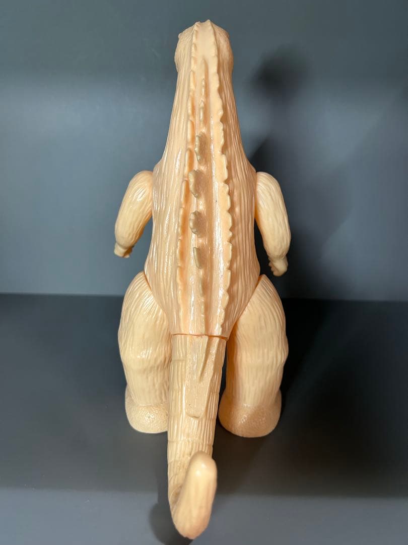 ゴジラ　肌色成形　両足刻印無し　ブルーのゴジラは比較用です出品ではありません。