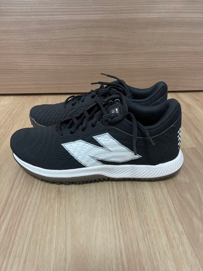 New Balance FuelCell 4040v7 Turf トレーナー
