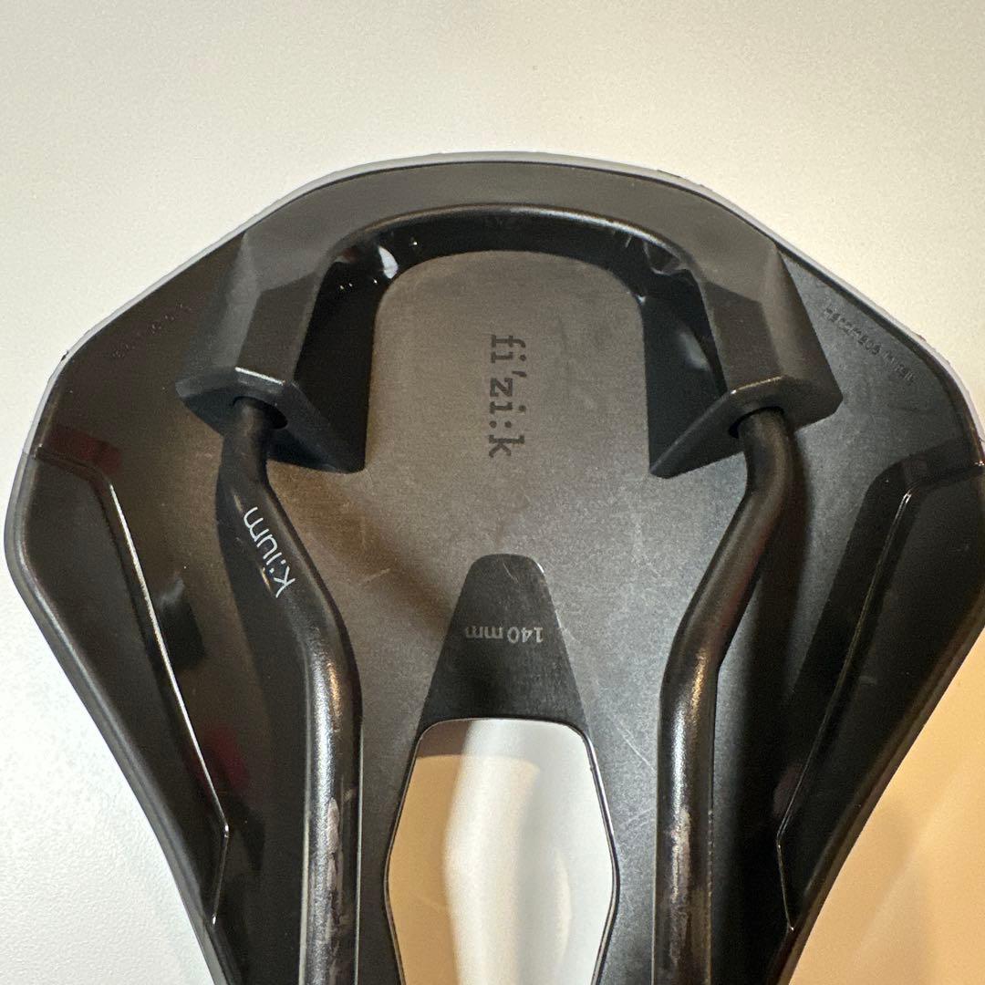 フィジーク fi’zi:k VENTO ARGO R3 (140ミリ) サドル