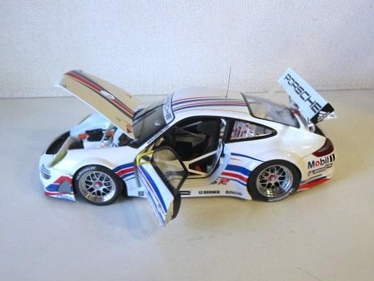 特価 AUTOart (1/18) ポルシェ 911(997) GT3 RSR