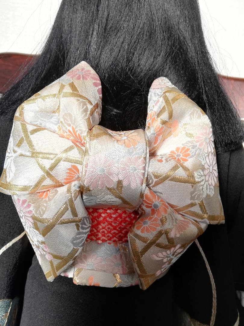 値下げ実施!「希少品」手刺繍　市松人形 　黒い衣装 扇子刺繍