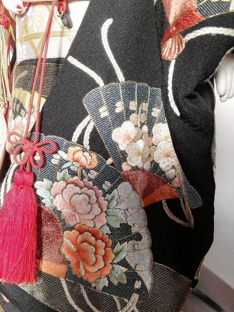 値下げ実施!「希少品」手刺繍　市松人形 　黒い衣装 扇子刺繍