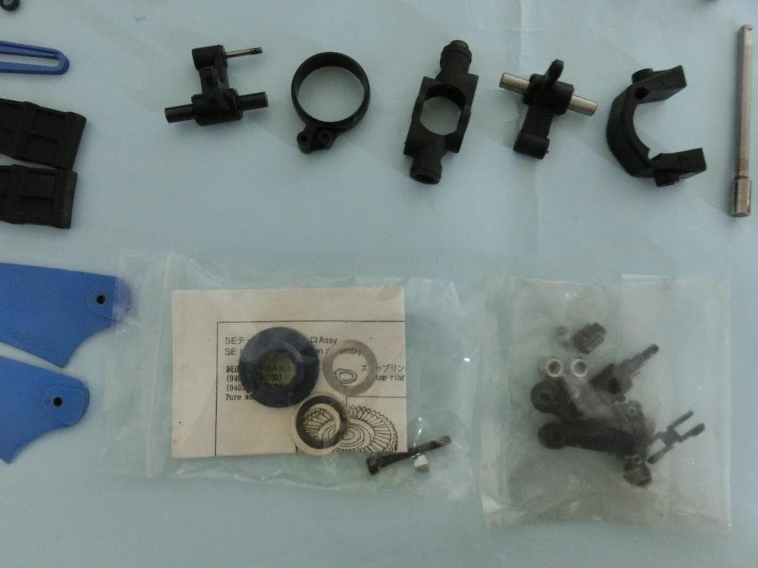 ★1003小僧　ヒロボー　シャトル　ラジコンヘリコプター　金属部品多数