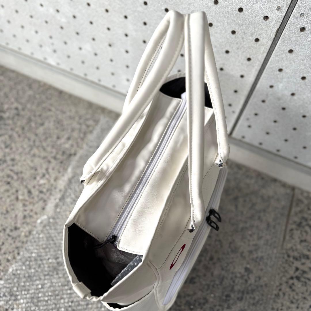 【オークリー】人気スカル刺繍ロゴ 合成皮革 ゴルフトートボストンバック 大容量‼️