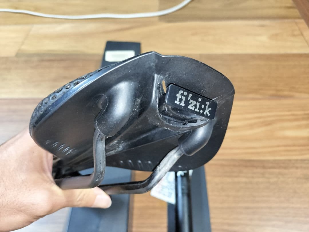 fi'zi:kサドルANTARES VERSUS EVO R1 ADAPTIVE