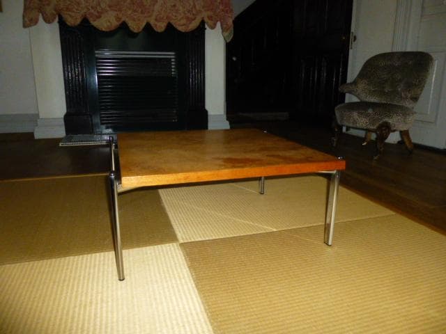 英国アンティークのコーヒーテーブル