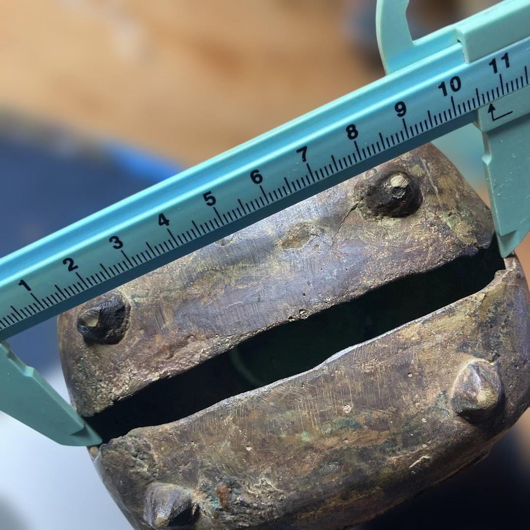 ( T_T)＼(^-^ )何⁇これ、古い五三の桐と梵字の特大の鈴です。