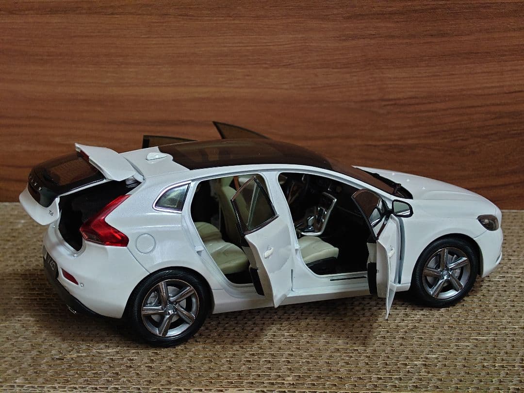 【希少美品ミニカー】ボルボ V40 1/18 精工モデルカー　ホワイトパール