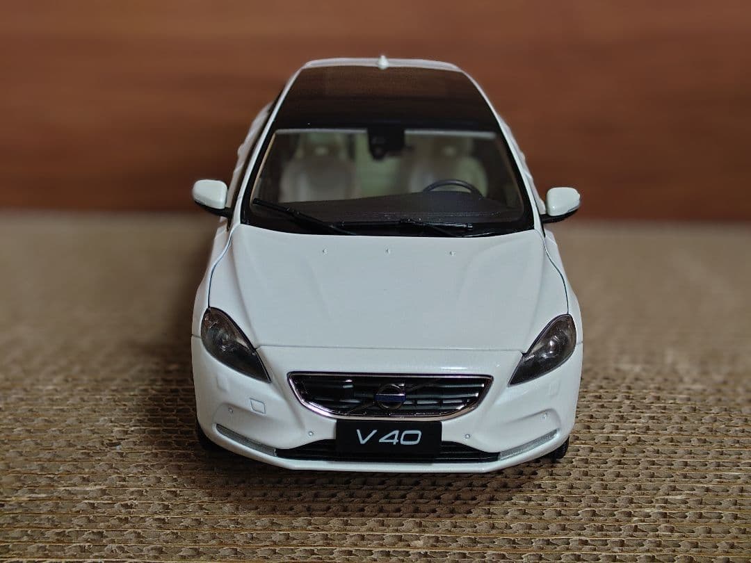 【希少美品ミニカー】ボルボ V40 1/18 精工モデルカー　ホワイトパール