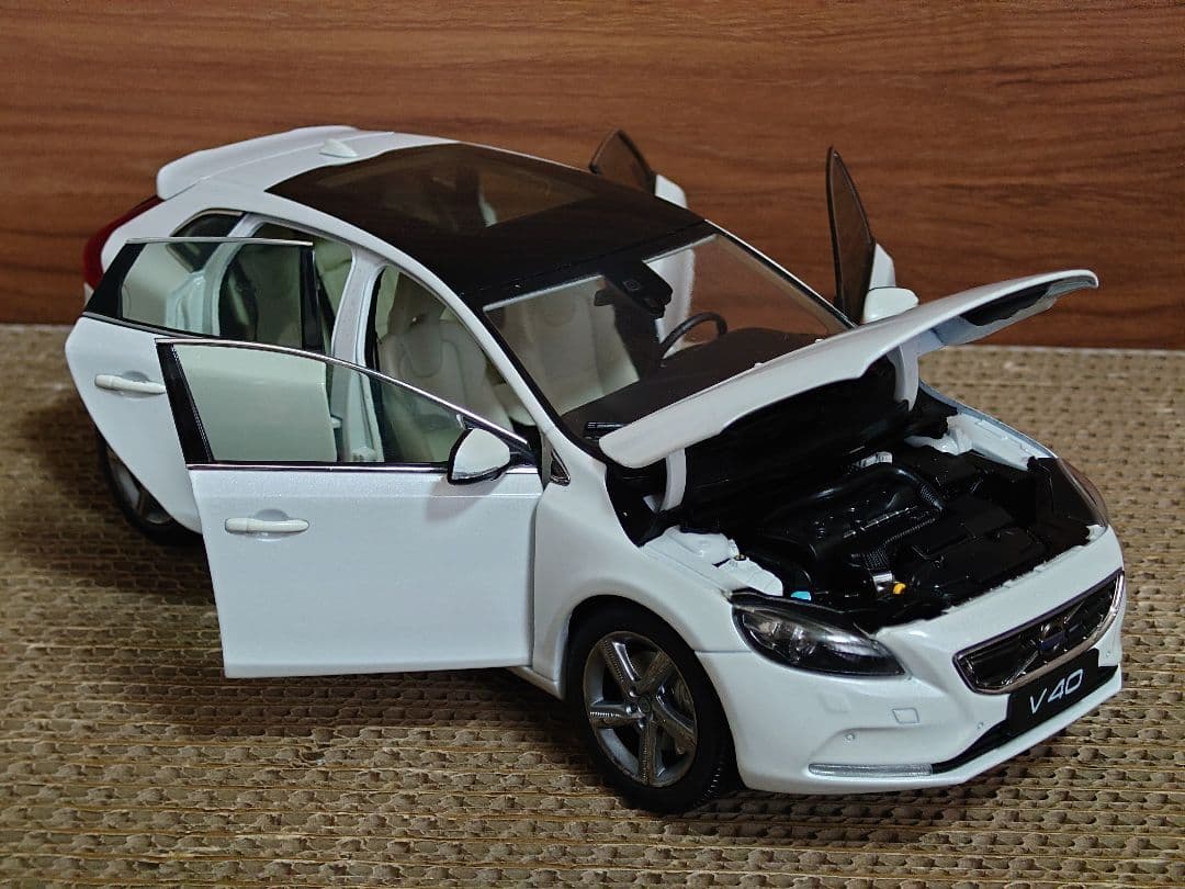 【希少美品ミニカー】ボルボ V40 1/18 精工モデルカー　ホワイトパール