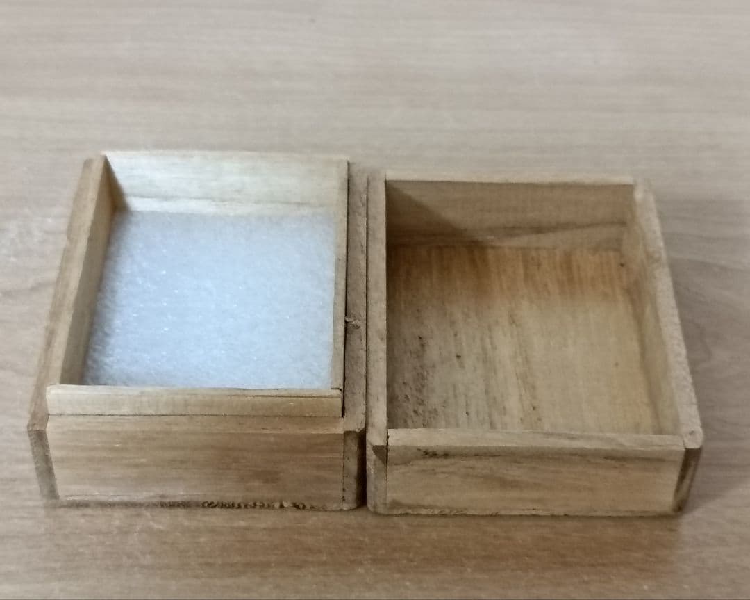 己山銘 木彫 草履に蛙一対根付　木箱付　根付　提物