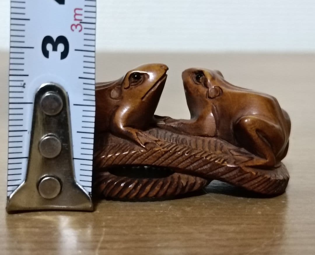 己山銘 木彫 草履に蛙一対根付　木箱付　根付　提物