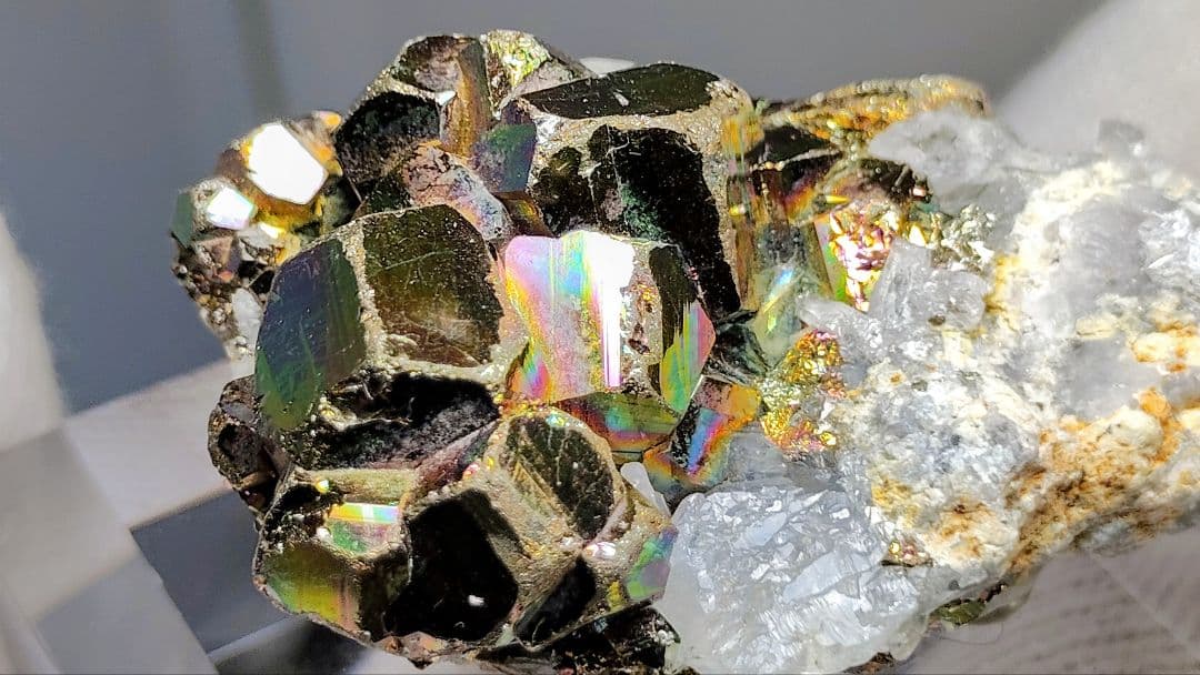 【コレクター向】レインボーパイライト イリデッセンスパイライト 水晶 共生