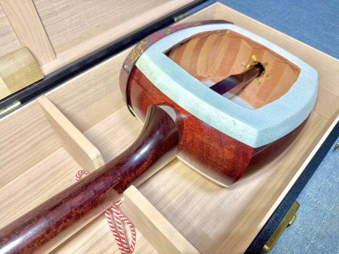 【新春丙午】極上 津軽三味線 金細 綾杉胴 超重量 虎縮杢 超美品 糸巻 太棹