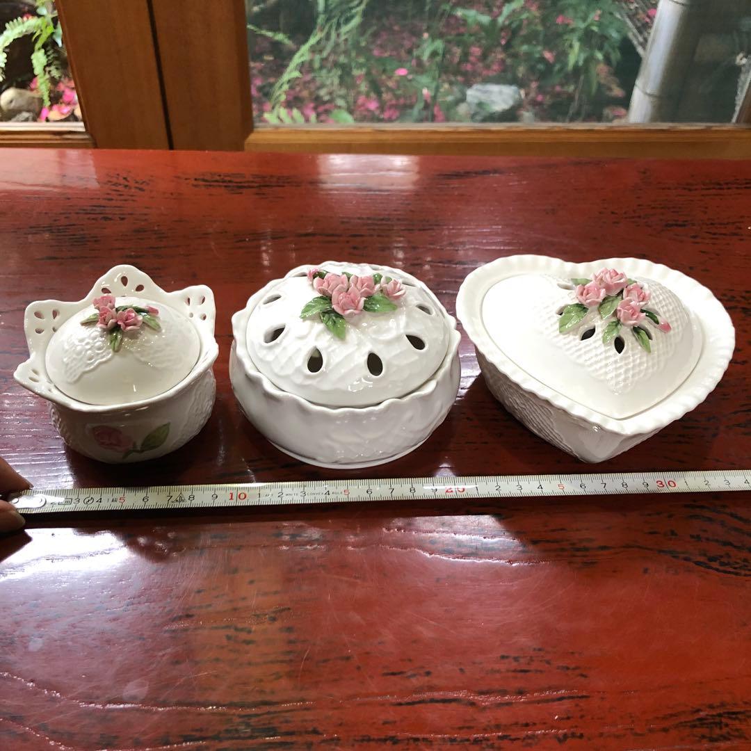 陶器製白いレースと薔薇彫刻のアンティーク小物入れハート型アロマポット 3個セット