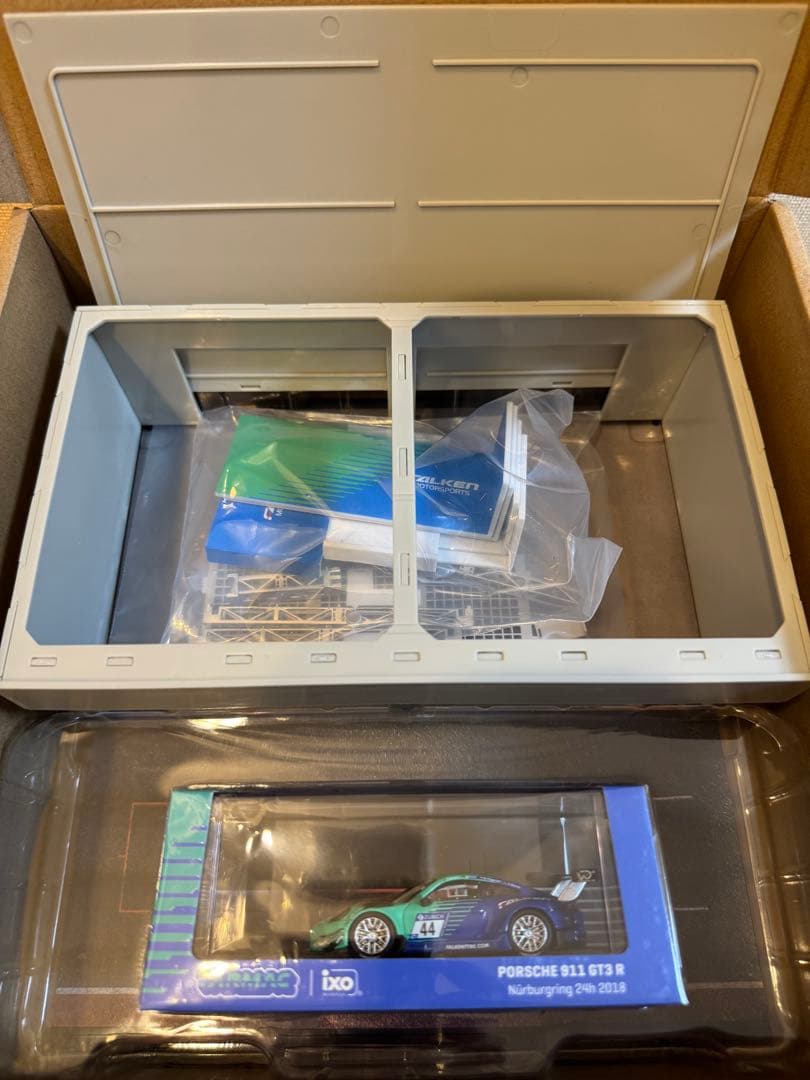 ミニカー TARMAC Porsche911GT3R PIT GARAGE DIORAMA