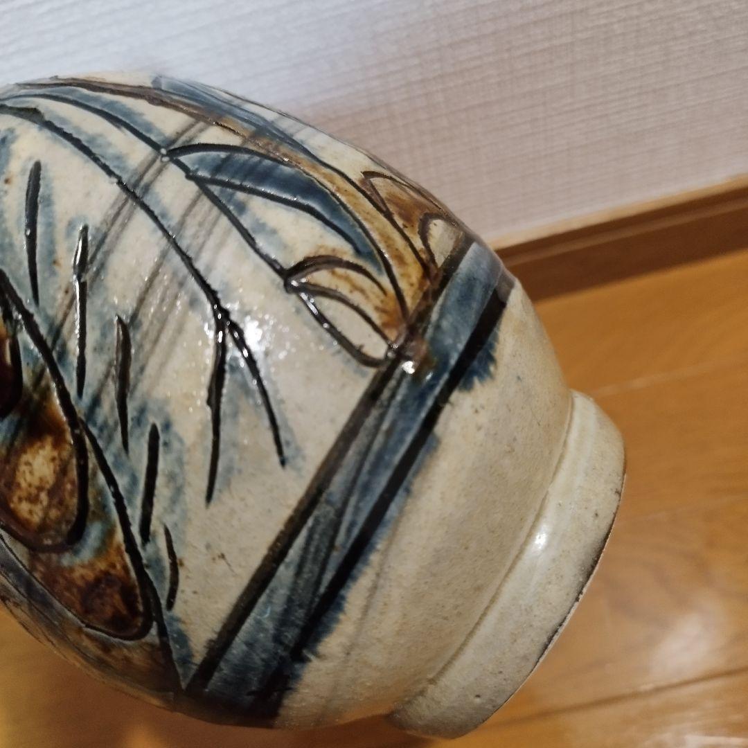 沖縄の人間国宝　金城次郎さんの飾り壷・花瓶　魚と海老の図　高さ約20センチ　在銘