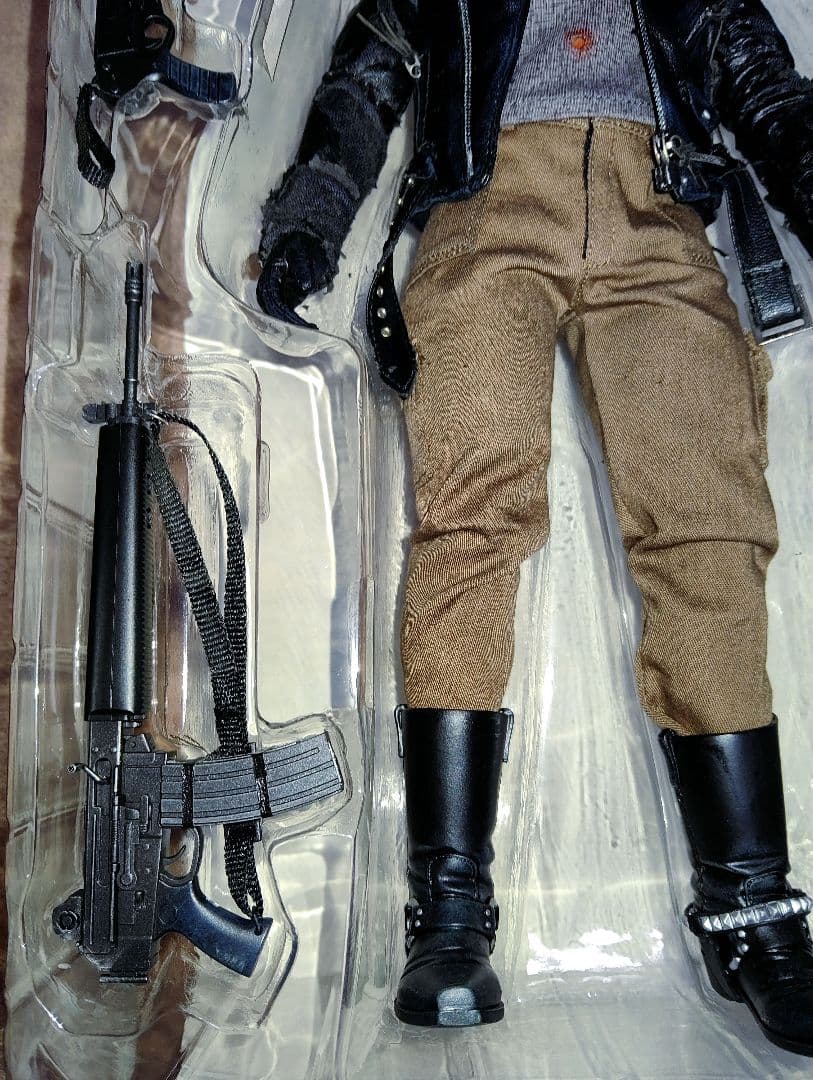 HOTToys.[( T-800)バトルダメージ 版 1/6]