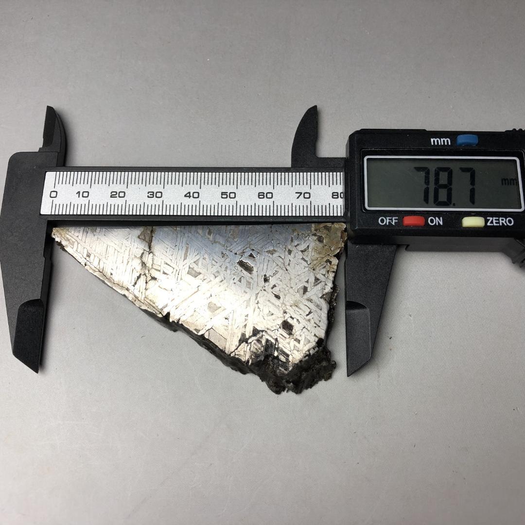 アルタイ隕石 鉄隕石　原石　重さ約121ｇ 立て付き