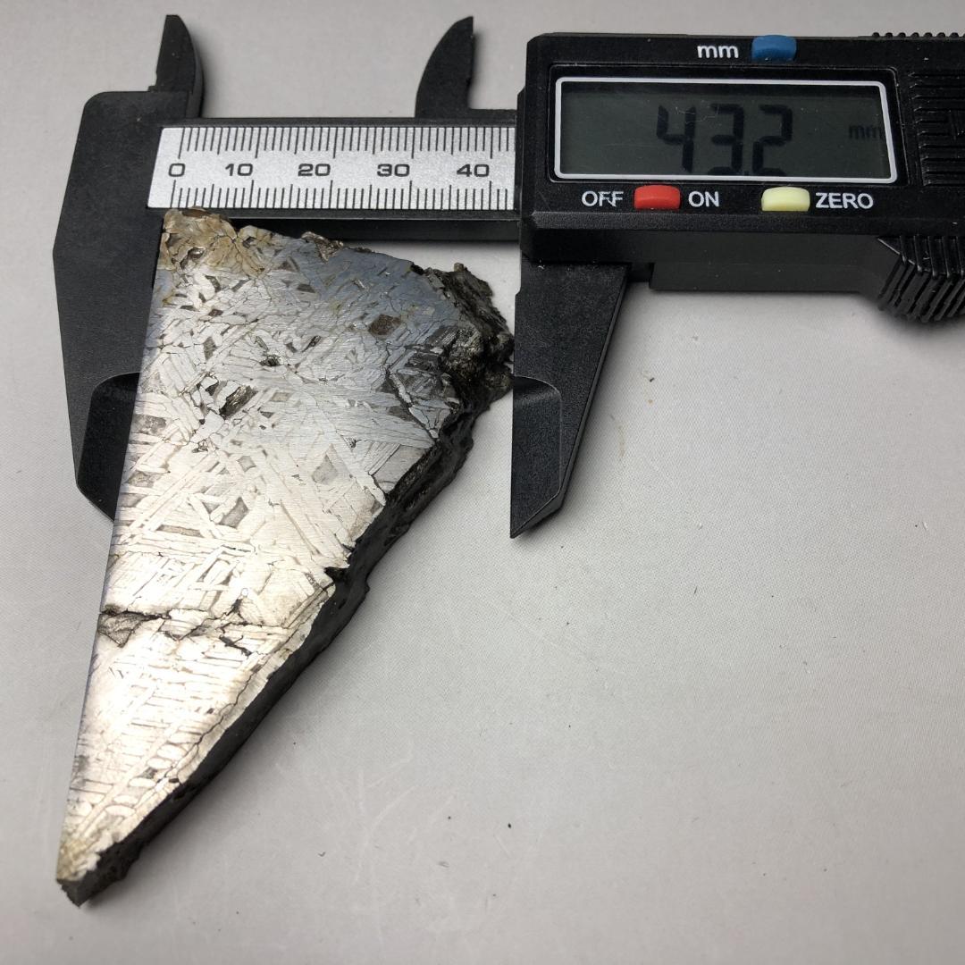 アルタイ隕石 鉄隕石　原石　重さ約121ｇ 立て付き