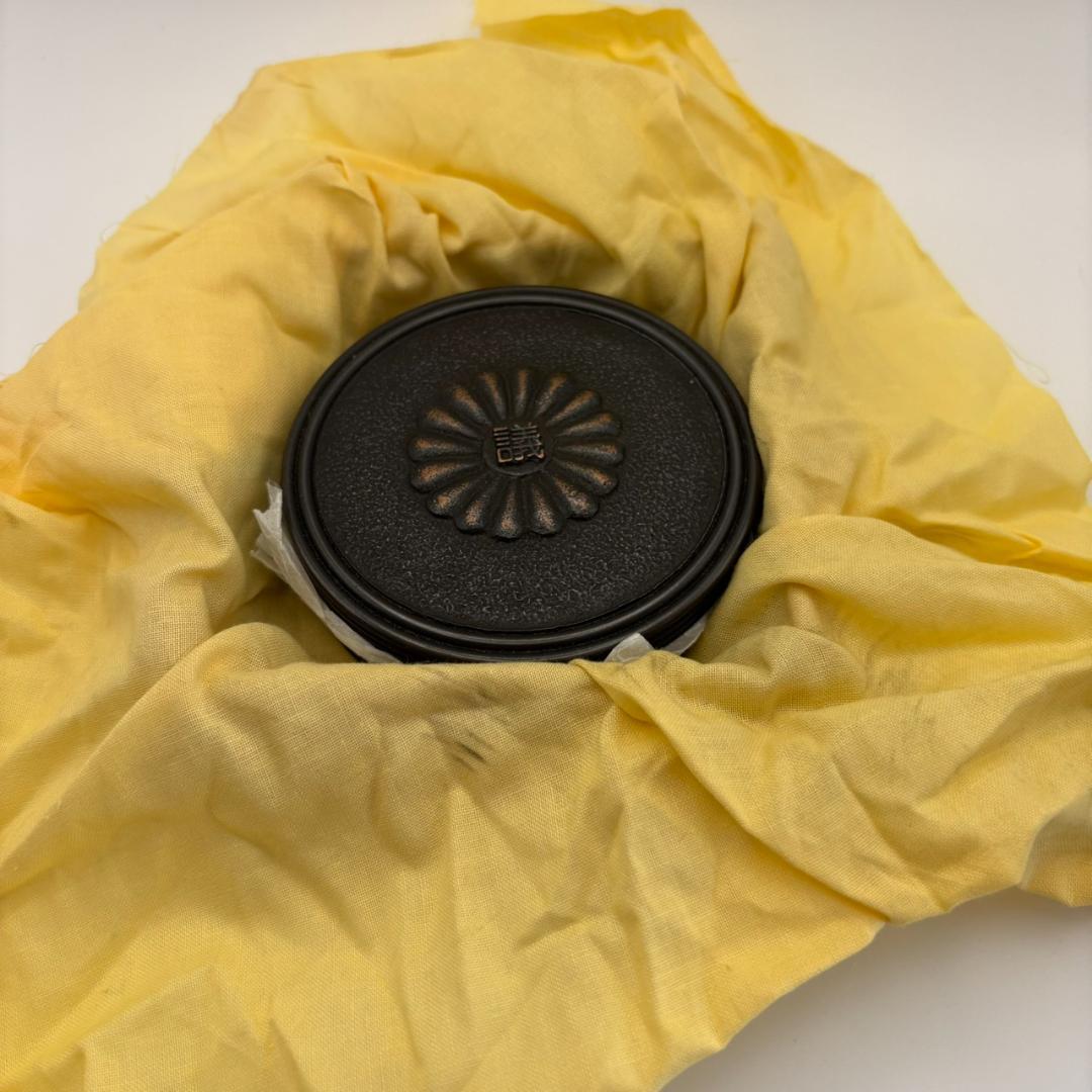 【木箱・共布・栞付】青銅 朱肉入 瑞峰堂 菊花文 金工 工芸品 書道具