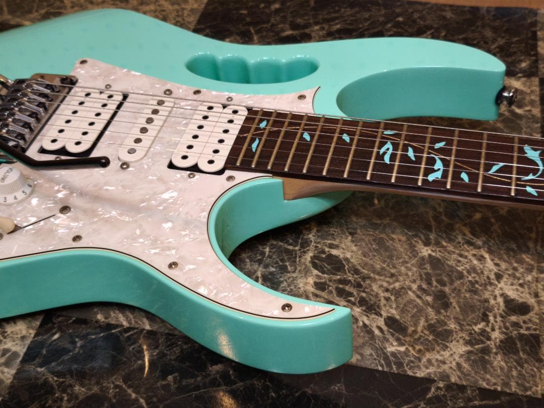 ☆彡Ibanez（アイバニーズ）Steve Vai JEM70V