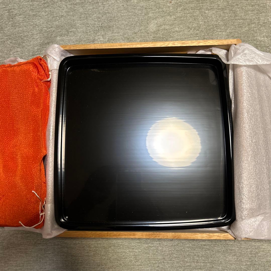 伝統的な輪島塗　黒漆の3段重箱と重台のセット