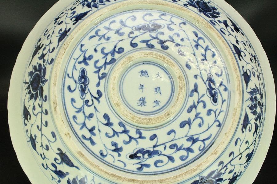 中国美術 纏枝蓮花 水鳥紋 染付大皿 時代物(A577)