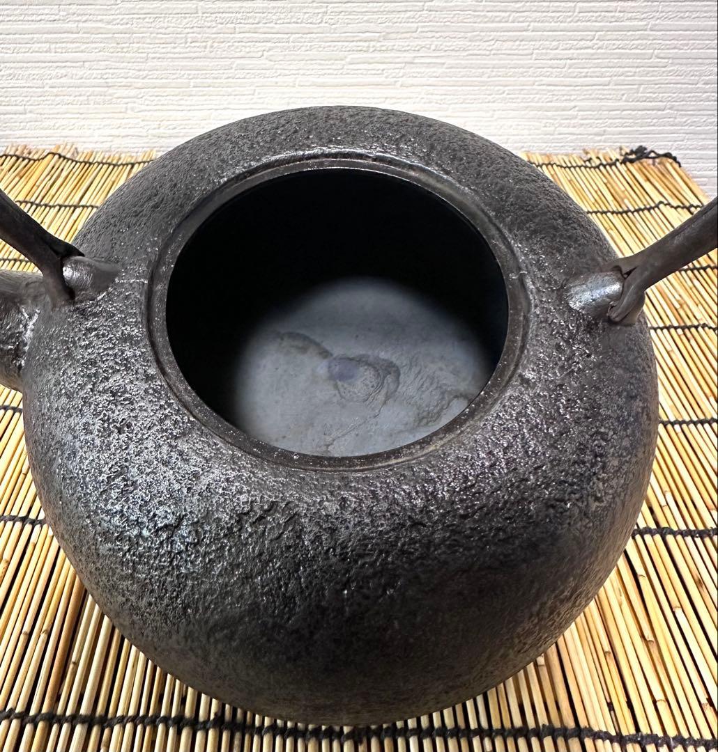 未使用品、供箱等付属品付　南部岩鋳三代目清茂作　２５型肌文様　南部鉄瓶　南部鉄器