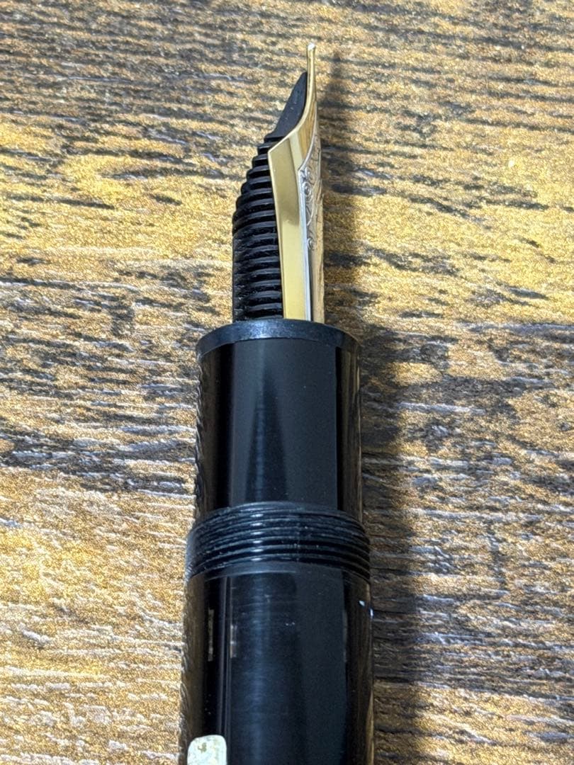 未使用に近い　シール付　ヘミングウェイ芯 18K 中白 モンブラン　万年筆　中字