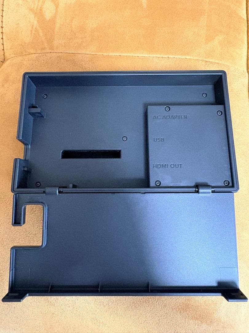 NINTENDO switch 本体一式・ジョイコン2個付属【極美品】