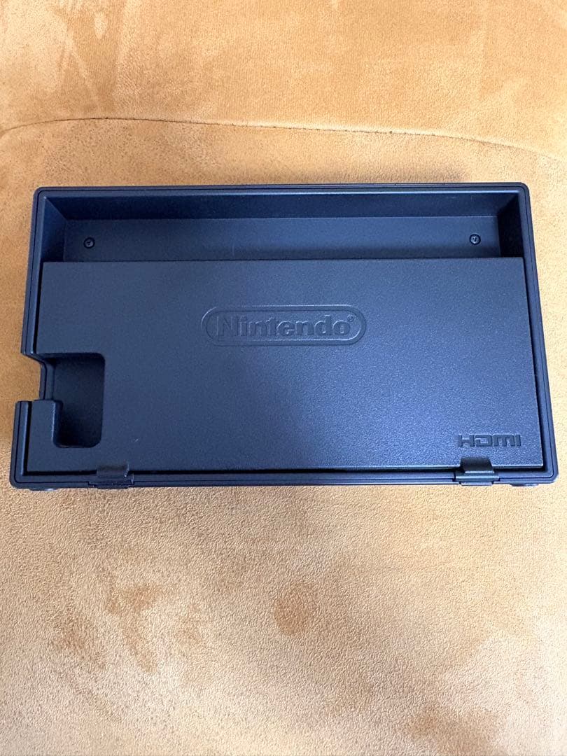 NINTENDO switch 本体一式・ジョイコン2個付属【極美品】