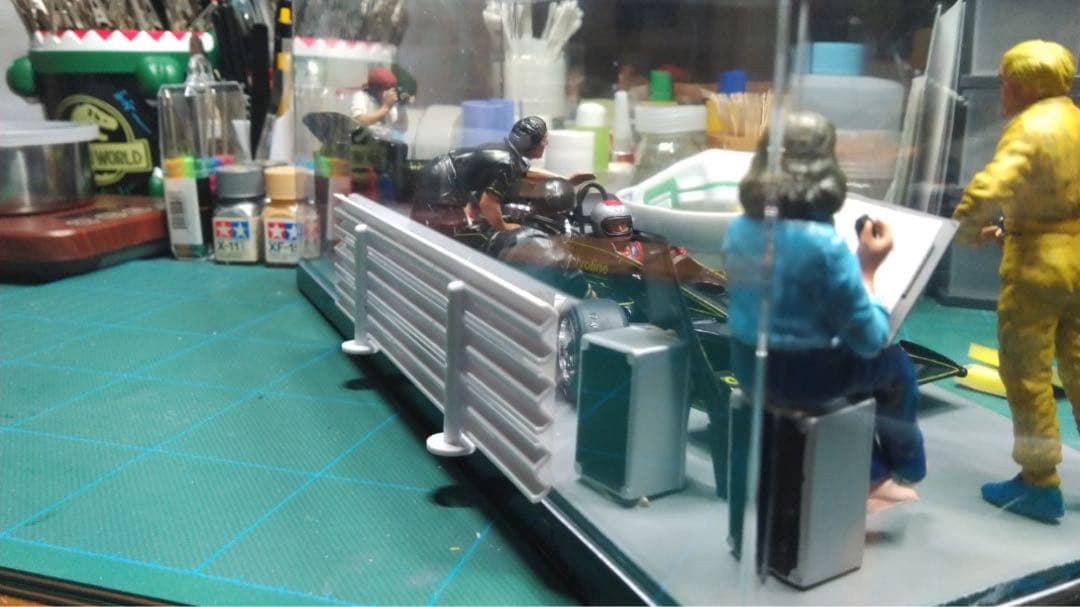 JPSロータス78完成品とタミヤ　モータースポーツチームセットの組合せ情景作品