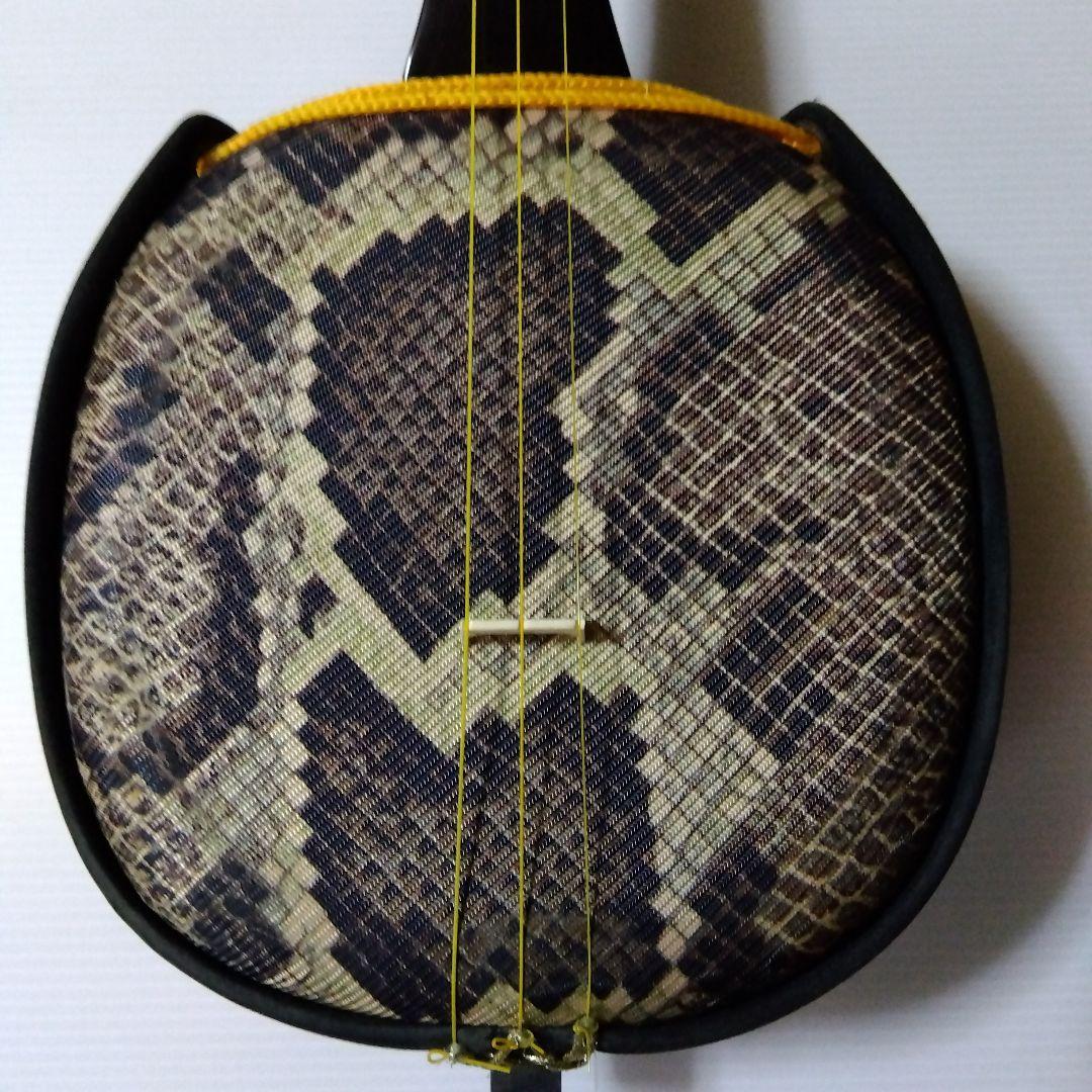 奄美玄三線、人工革