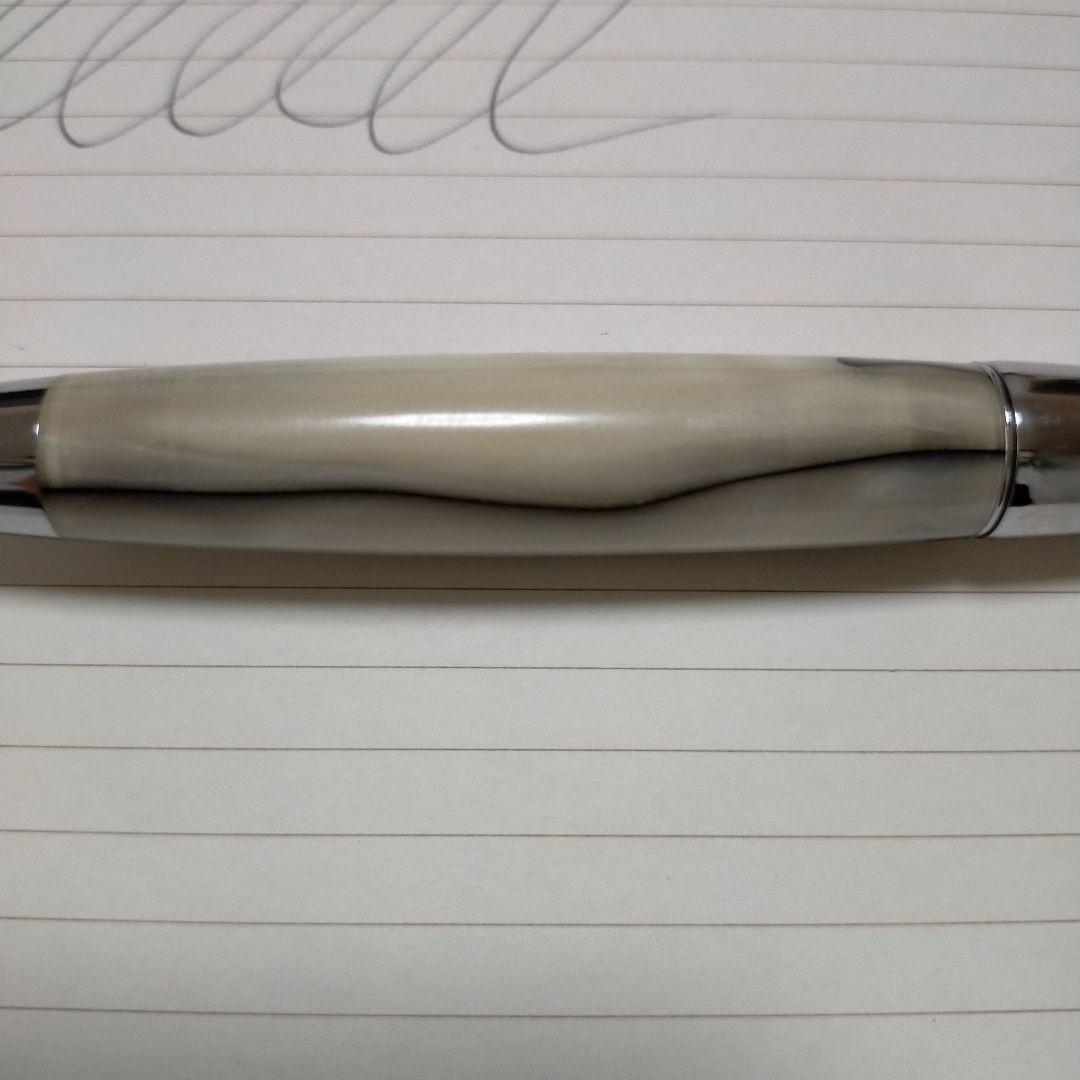 シルバーメタルボールペン 流線型デザイン