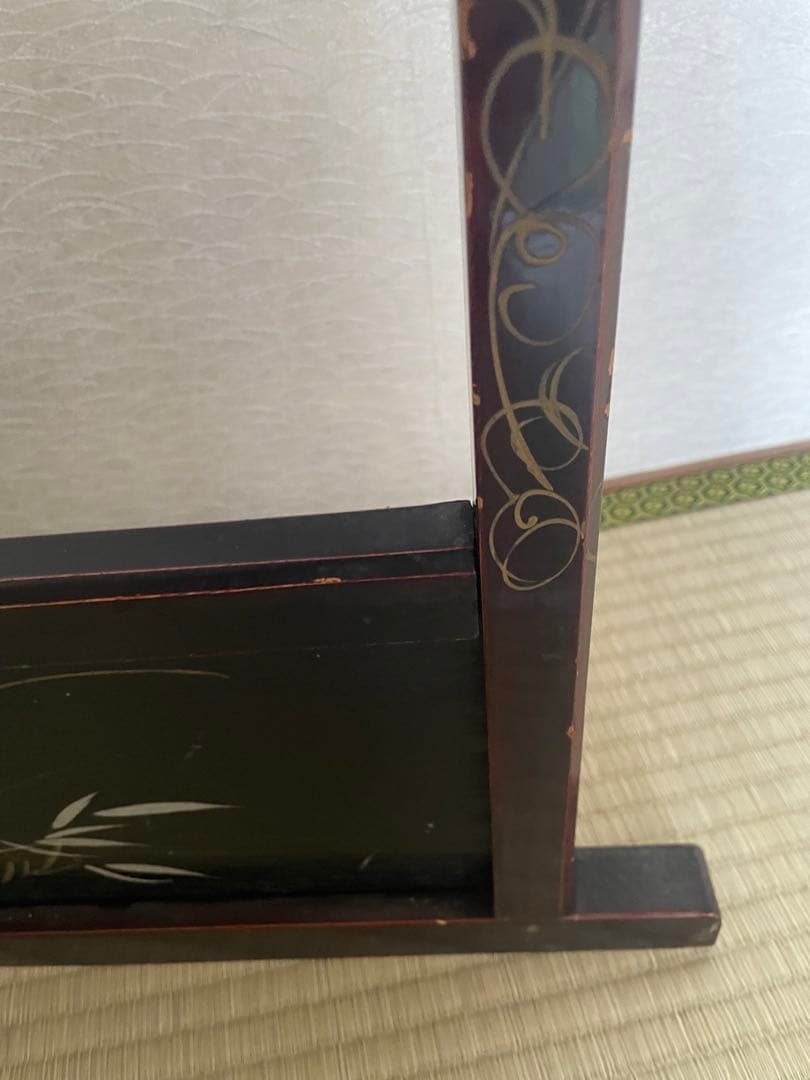 漆塗り　黒の木製衣桁 花の絵柄付き　着物掛け　着物ハンガー　衣桁　骨董品