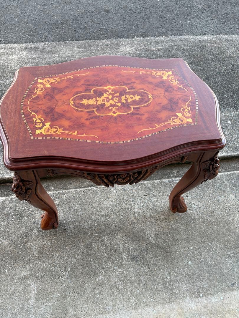 波形天板の木製テーブル