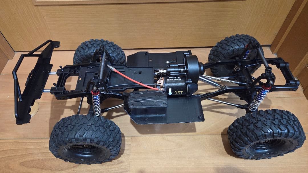 ラジコン 1/10 クローラー トラクサスのボディとタイヤ メカ付き