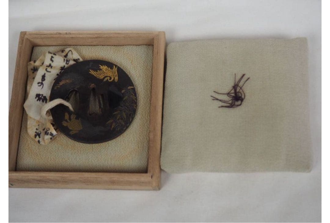 送料無料　江戸時代　金銀象嵌　亀鶴松竹文鍔　木箱付　刀剣美術