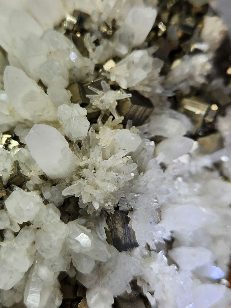 美品✨クォーツ＆パイライト 母岩付き クラスター(大)