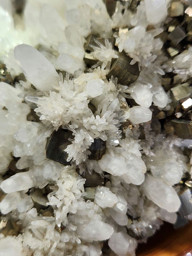 美品✨クォーツ＆パイライト 母岩付き クラスター(大)