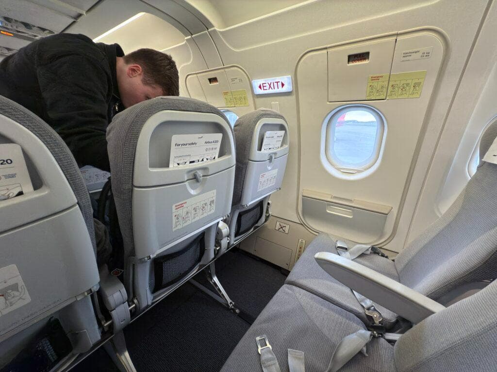 エアバスA320 AIRBUS 機内 客室 内装 壁 非常口 ウィンドウガラス